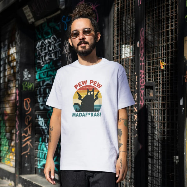 Pew Pew Kedili Komik Tişört – Retro Tarzda Eğlenceli Unisex Baskılı Tişört