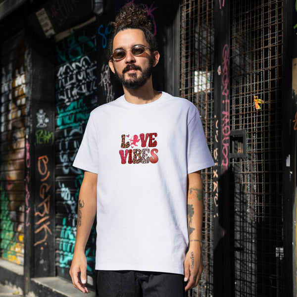 LOVE VIBES Tasarımlı Tişört – Aşk Dolu ve Renkli Tarz