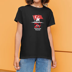29 Ekim Cumhuriyet Bayramı Tişörtü – Türk Bayraklı Atlı Siluet Tasarım, Unisex Siyah & Beyaz T-Shirt