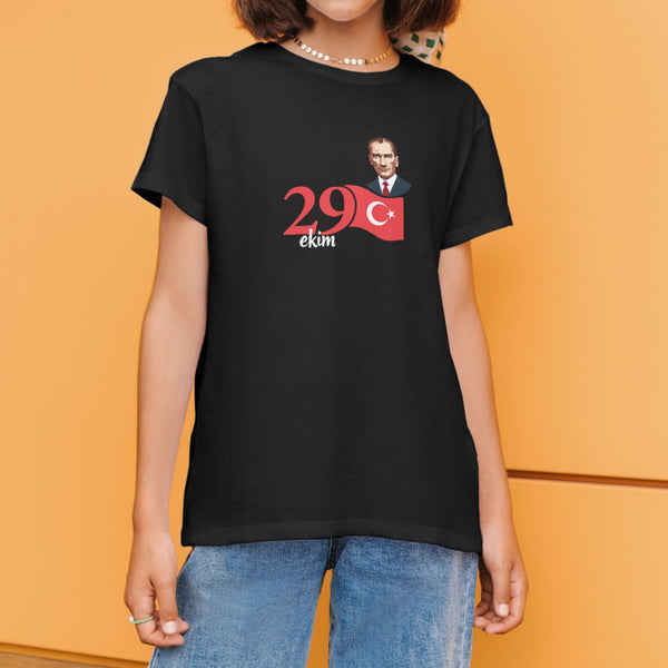 29 Ekim Cumhuriyet Bayramı Atatürk Tişörtü – Unisex Siyah & Beyaz Renk Seçenekleri, Türk Bayraklı Tasarım