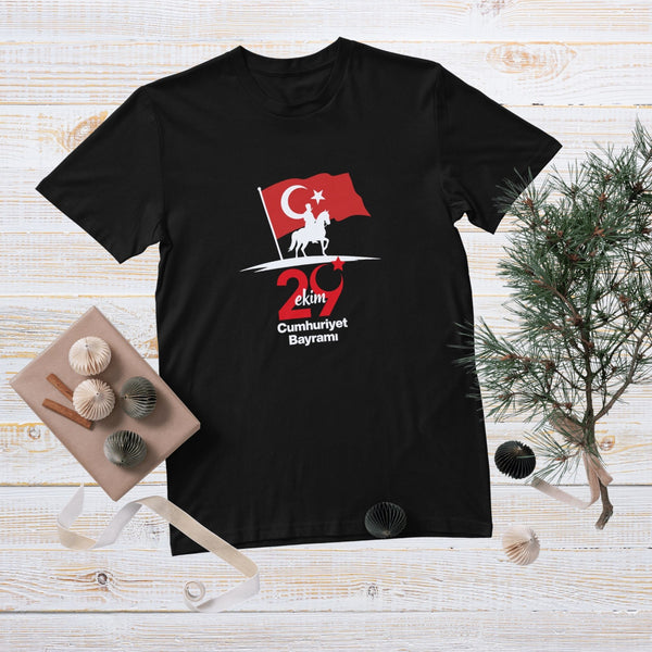29 Ekim Cumhuriyet Bayramı Tişörtü – Türk Bayraklı Atlı Siluet Tasarım, Unisex Siyah & Beyaz T-Shirt