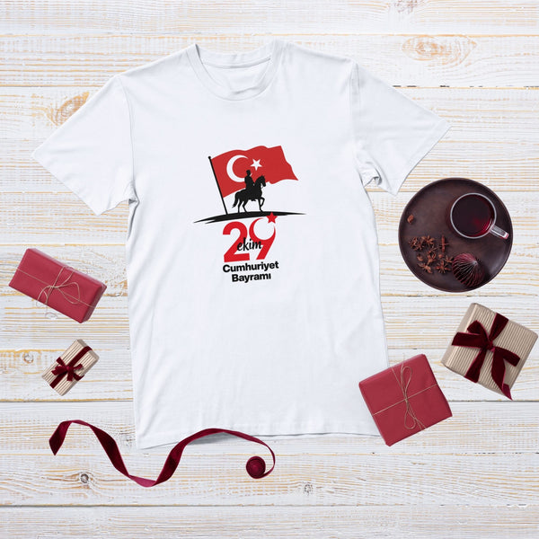 29 Ekim Cumhuriyet Bayramı Tişörtü – Türk Bayraklı Atlı Siluet Tasarım, Unisex Siyah & Beyaz T-Shirt