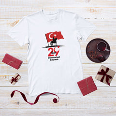 29 Ekim Cumhuriyet Bayramı Tişörtü – Türk Bayraklı Atlı Siluet Tasarım, Unisex Siyah & Beyaz T-Shirt