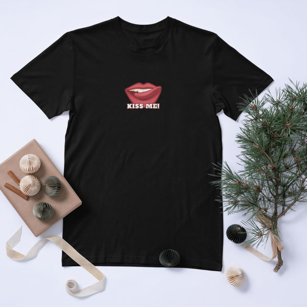 Kiss Me! Dudak Baskılı Unisex Tişört – Flörtöz ve Cesur Stil