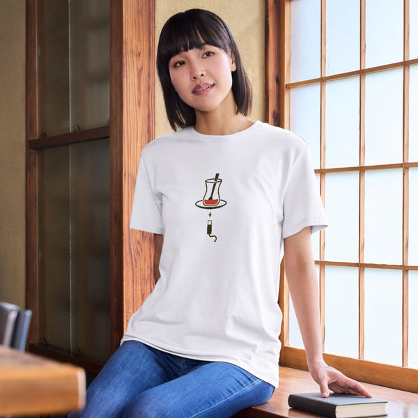 Şarj Olan Çay Tişörtü – Minimalist Mizahi Tasarım Unisex Beyaz Tişört