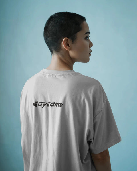 Bayıldım Yazılı Mizahi Unisex Tişört – Minimal ve Esprili Tasarım