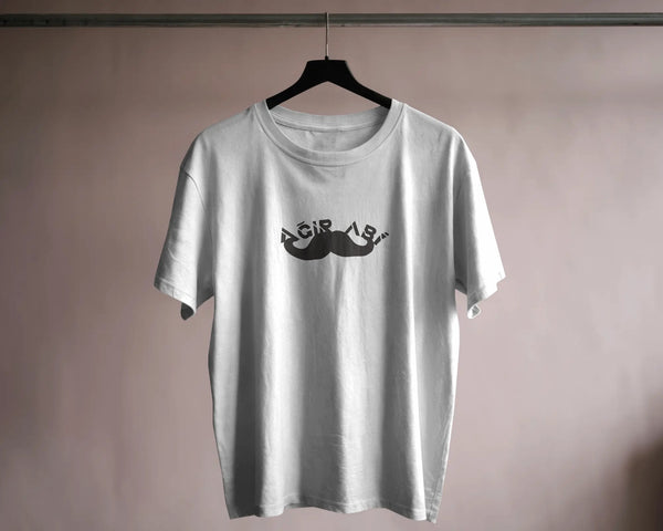 Ağır Abi Bıyıklı Polo Yaka Tişört – Karizma ve Mizahı Üstünde Taşı