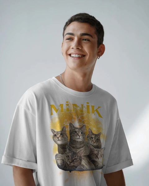 Minik Yazılı Yıldırımlı Kedi Tasarımlı Oversize Siyah Tişört – Eğlenceli ve Dikkat Çekici Stil