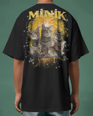 Minik Yazılı Yıldırımlı Kedi Tasarımlı Oversize Siyah Tişört – Eğlenceli ve Dikkat Çekici Stil