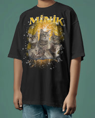 Minik Yazılı Yıldırımlı Kedi Tasarımlı Oversize Siyah Tişört – Eğlenceli ve Dikkat Çekici Stil