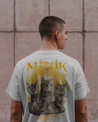 Minik Yazılı Yıldırımlı Kedi Tasarımlı Oversize Siyah Tişört – Eğlenceli ve Dikkat Çekici Stil