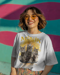 Minik Yazılı Yıldırımlı Kedi Tasarımlı Oversize Siyah Tişört – Eğlenceli ve Dikkat Çekici Stil